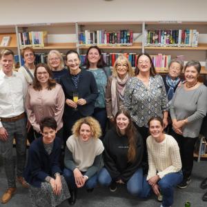 Team der Bücherei mit Bürgermeister Lukas Schmied