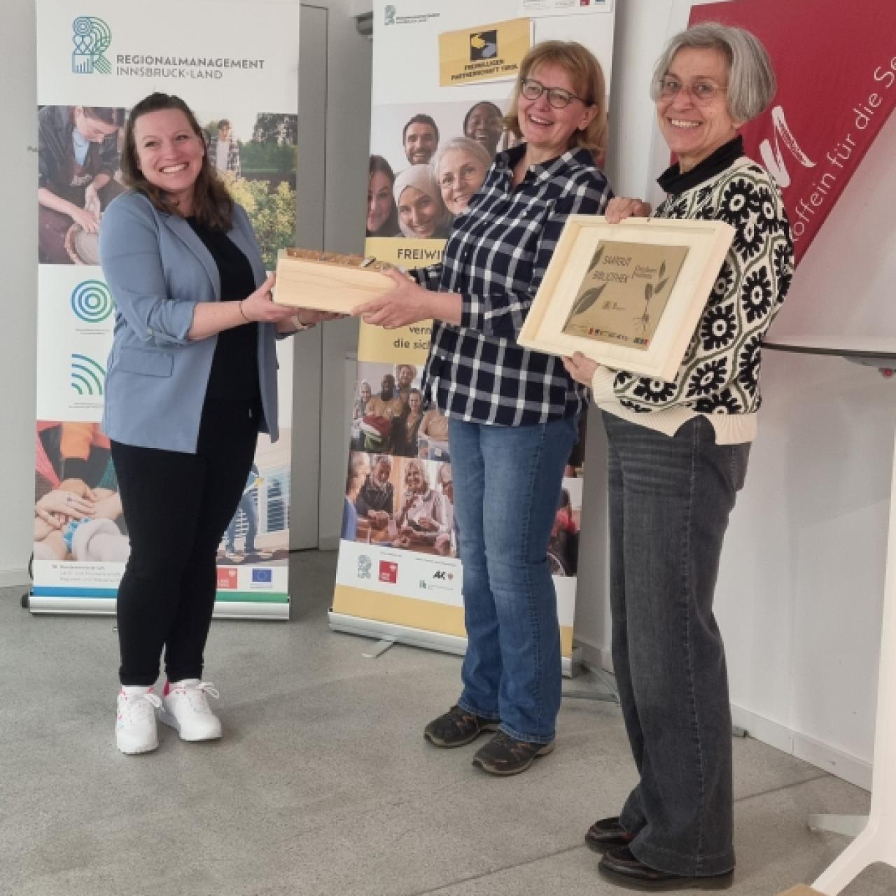 Überreichung Saatgutbibliothek - drei Frauen